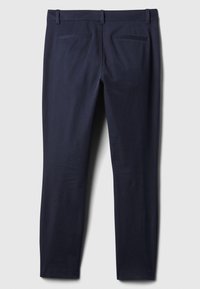 Pantalon bleu marine coupe slim avec passants pour ceinture et deux poches passepoilées à l'arrière, présenté à plat sur un fond uni.