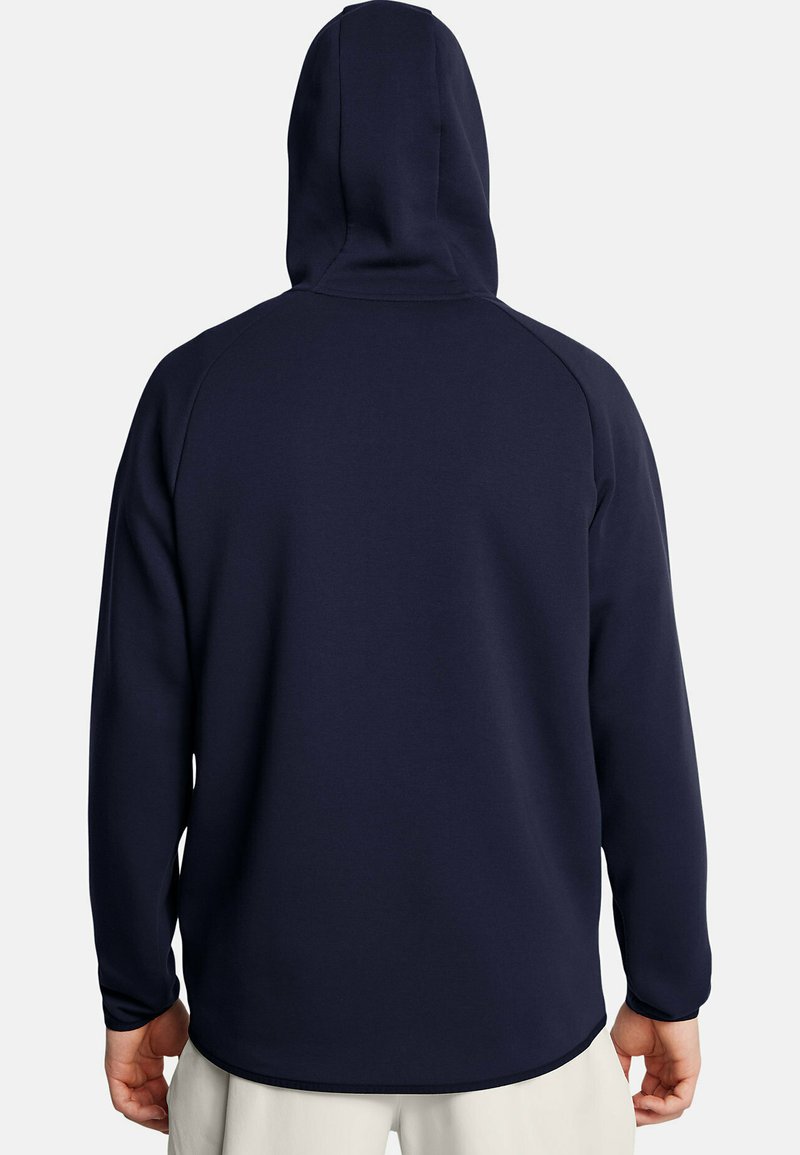 Marineblaue Kapuze mit langen Raglanärmeln, glatter Textur und abgerundetem Saum, ohne sichtbare Logos oder Verzierungen auf der Rückseite.