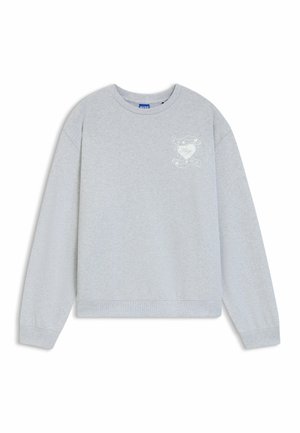 Sweatshirt gris avec un col rond, des manches longues, des bords côtelés aux poignets et à l'ourlet, et un design graphique blanc sur la poitrine gauche.