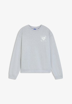 Sweatshirt gris avec un col rond, des manches longues, des bords côtelés aux poignets et à l'ourlet, et un design graphique blanc sur la poitrine gauche.