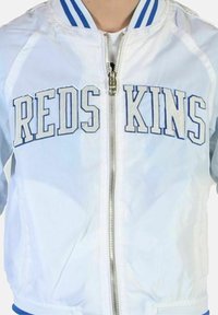 Hvid bomberjakke med blå og grå "REDS KINS" tekst, lynlås, og stribede blå accenter på kraven og manchetterne. Glat tekstur.