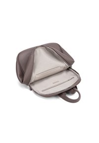 Bruine leren tas met een ritsafsluiting, met een beige interieur, een vlakke zak en een met rits gesloten vak. Compact ontwerp met dubbele handvatten.