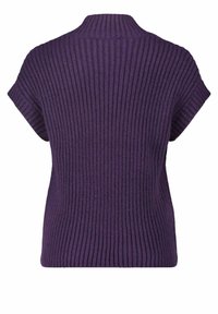 Lila stickad tröja med ribbad textur, hög krage och korta ärmar, med en avslappnad passform och slät yta.