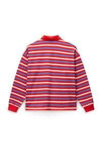 Πόλο μπλούζα με μακριά μανίκια, οριζόντιες κόκκινες, μπλε και λευκές ρίγες, κόκκινο γιακά και κόκκινα μανίκια, εμφανιζόμενη από την πίσω πλευρά.