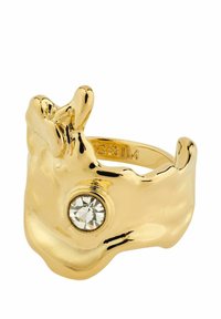 Anillo de color dorado con un diseño orgánico y ondulado, que presenta un cristal de strass transparente en el centro. Superficie lisa con acabado pulido.