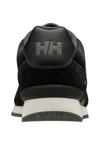 Sneaker nera realizzata con materiali in camoscio e pelle. Presenta un tallone imbottito, un logo grigio a contrasto e una suola in gomma testurizzata.