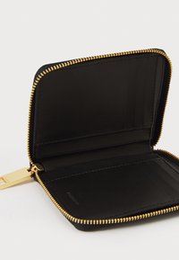 Portafoglio zippato in pelle nera con hardware dorato, scomparti interni per carte e texture liscia. Il design aperto rivela uno spazio di archiviazione ampio.