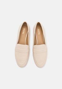 MICHAEL Michael Kors REGAN FLEX LOAFER - Chaussons - light cream