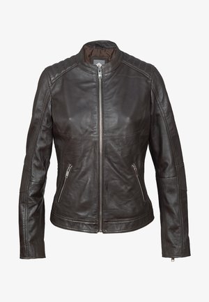 Giacca da moto in pelle marrone con un design aderente, colletto alto, accenti trapuntati sulle spalle e due tasche frontali con zip.