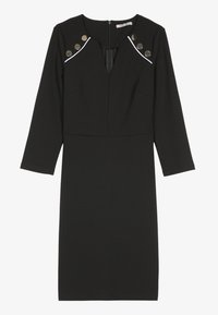Vestido negro con mangas largas, escote en V y hombros acentuados por botones metálicos redondos. Presenta un cuerpo ajustado y una falda recta.
