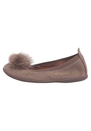 Brun ruskinds-balletsko med rund tå og dekorativ pompon foran. Har kontrastsyninger og fleksibel ydersål.