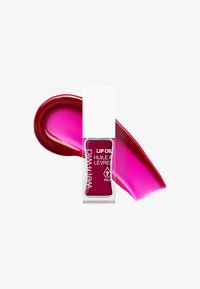 Lippenöl in einem klaren Würfelbehälter mit einem weißen Deckel. Tiefrosa Öl wird zusammen mit einem Streifen lebhaftem Fuchsia-Öl daneben präsentiert.