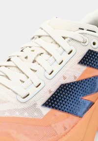 New Balance FUELCELL REBEL V4 - Hardloopschoenen voor op de weg - hot mango