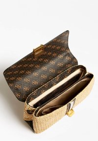 Sac à main en similicuir marron à motifs avec une base en paille, des ferrures dorées, et un rabat pliant. L'intérieur comprend plusieurs compartiments.