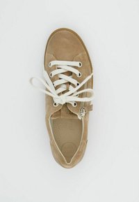 Beige Wildlederschuh mit weißen Schnürsenkeln, seitlichem Reißverschluss, Gummisohle und durchlöchertem, mit "SUPER SOFT" beschriftetem Fußbett. Glatte Textur mit minimalen Details.