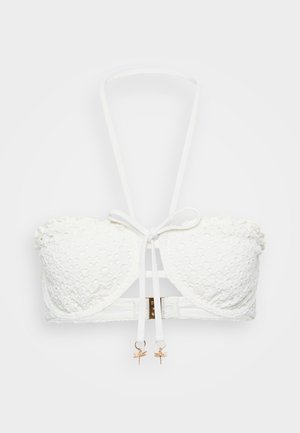 Hvit bikinitopp med teksturert stoff og mønster, halterneck-design og gulldetaljer på lukking og bånd.