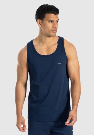 Camiseta sin mangas de algodón azul marino con cuello redondo, diseño sin mangas y un pequeño detalle del logo en el pecho. Textura suave y silueta simple.