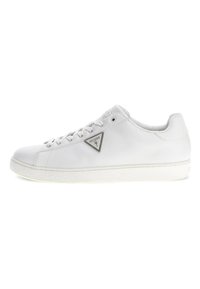 Sneaker in pelle bianca con punta rotonda, suola in gomma testurizzata, lacci piatti e dettaglio del logo triangolare di lato. Design minimalista.