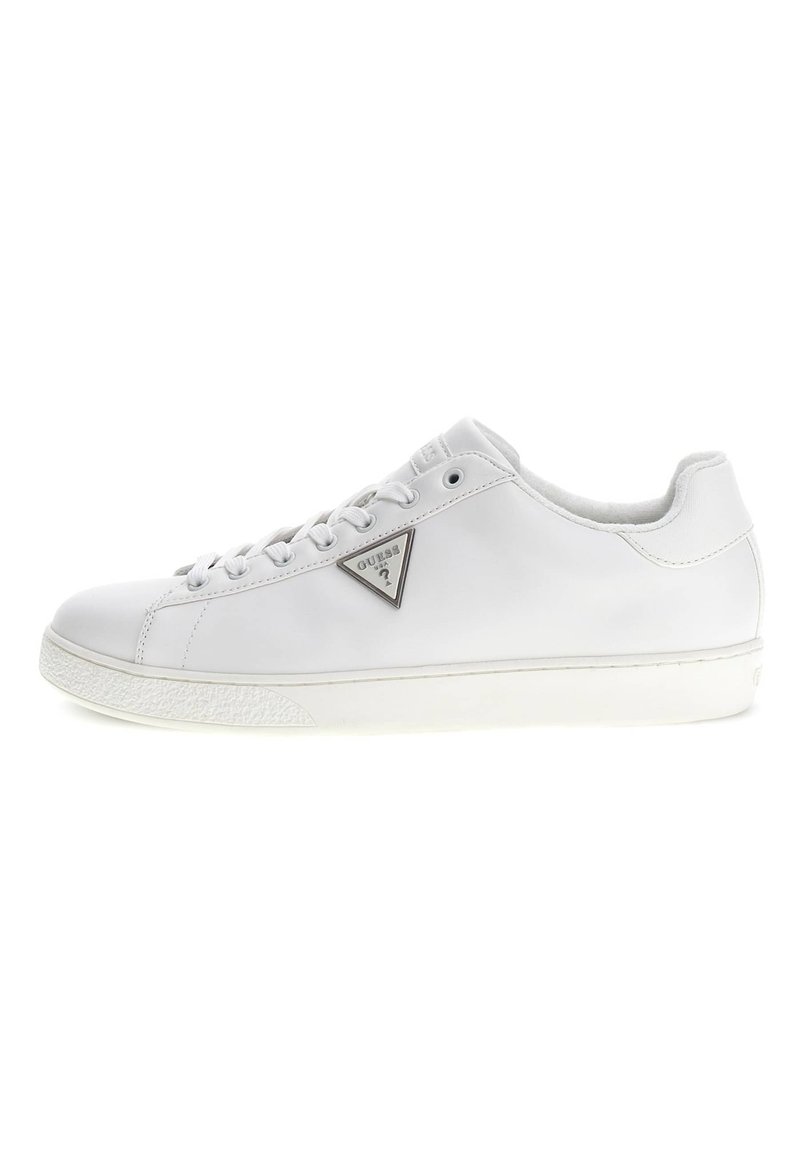 Sneaker in pelle bianca con punta rotonda, suola in gomma testurizzata, lacci piatti e dettaglio del logo triangolare di lato. Design minimalista.