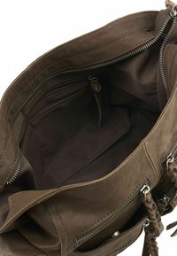 Borsa a mano in pelle marrone con un ampio interno, dotata di un comparto con zip e tasche aggiuntive. Superficie texturizzata e hardware metallico.