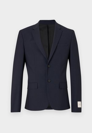 Sacou bleumarin pentru bărbați, cu două butoane, rever decupat, buzunare cu clapetă, un buzunar la piept și o etichetă albă pe manșeta din stânga.