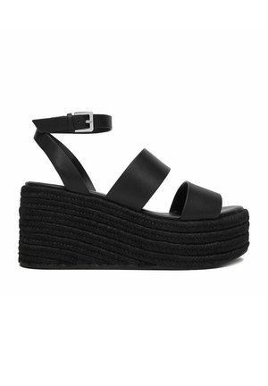 Czarna koturnowa sandałka na platformie z dwoma szerokimi skórzanymi paskami, paskiem wokół kostki z srebrną klamrą oraz podeszwą o fakturze liny.