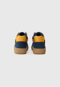 Suède en stoffen sneakers in blauw, groen en geel met een rubberen zool, voorzien van twee klittenbandstraps en een gevoerde kraag.