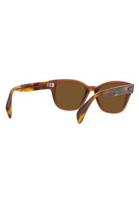 Occhiali da sole in tartaruga marrone con lenti rettangolari marroni e aste curve. Presentano dettagli in metallo sulla cerniera. Design leggero in plastica.