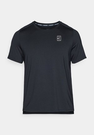 Mustikas lühikeste varrukatega spordit-särk, valmistatud siledast kangast, millel on rinnal väikene logo ja ümar kaelus.