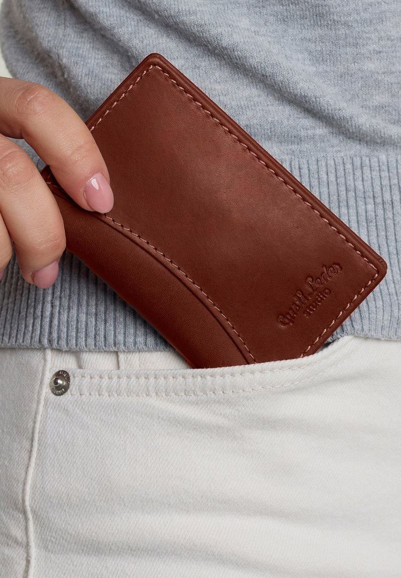 Gusti Leder - OTTO - Business card holder - dunkelbraun, Enlarge