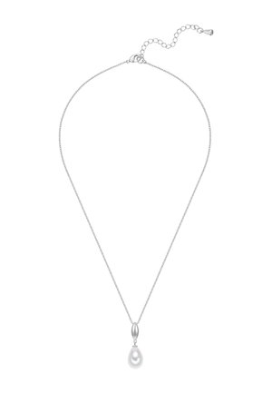 Collier chaîne en argent avec un pendentif unique en forme de goutte de perle blanche et un fermoir ajustable sur fond blanc.