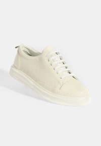 Weißer Sneaker mit einer glatten Lederkappe und strukturierten Mesh-Seitenpaneelen. Mit weißen Schnürsenkeln und einer gepolsterten Sohle.