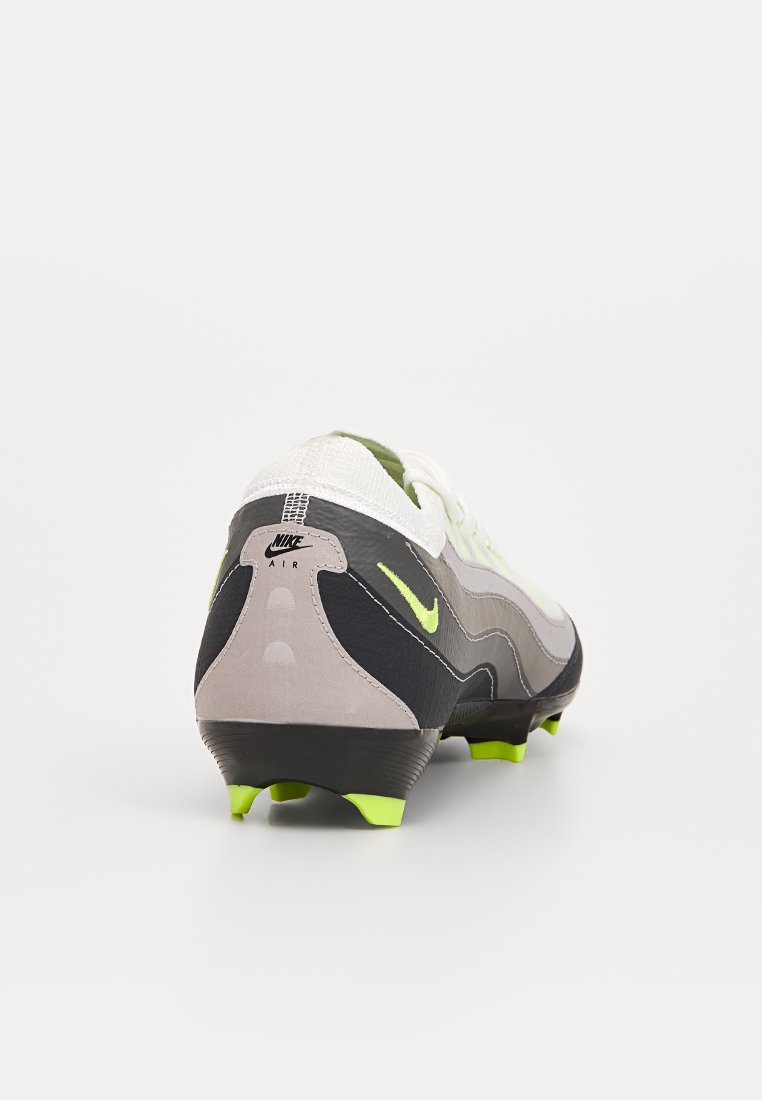 Scarpa da calcio Nike con un design grigio, nero e bianco con accenti verdi. Parte superiore testurizzata, suola in gomma rigida e tacchetti modellati.