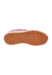 Suela de zapato deportivo de goma marrón claro con patrones de agarre texturizados, con un diseño superior en rosa y blanco.