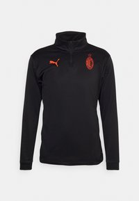 Pullover nero a maniche lunghe con colletto alto, dotato di zip a un quarto. Logo Puma rosso ed emblema dell'AC Milan sul petto. Realizzato in tessuto lucido.