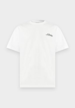 Valge lühikeste varrukatega ümara kaelusega T-särk, mille ülaosas vasakul rinnal on väike must tekst "Chair's MID CENTURY MODERN".