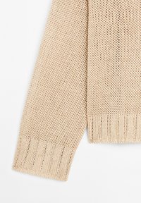 Beżowy sweter dziany o luźnym splotem, z prążkowanymi mankietami i dołem, prezentujący teksturowany, przewiewny fason.