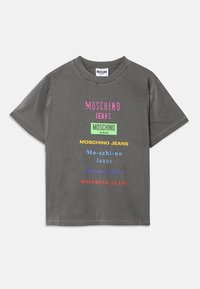 Grå bomulls t-skjorte med ulike fargerike "MOSCHINO JEANS"-tekst i forskjellige skrifttyper, med en avslappet passform og rund hals.