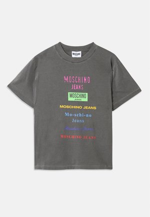 Siva bombažna majica z različnimi živobarvnimi napisi "MOSCHINO JEANS" v različnih pisavah, sproščenega kroja in okroglim izrezom.