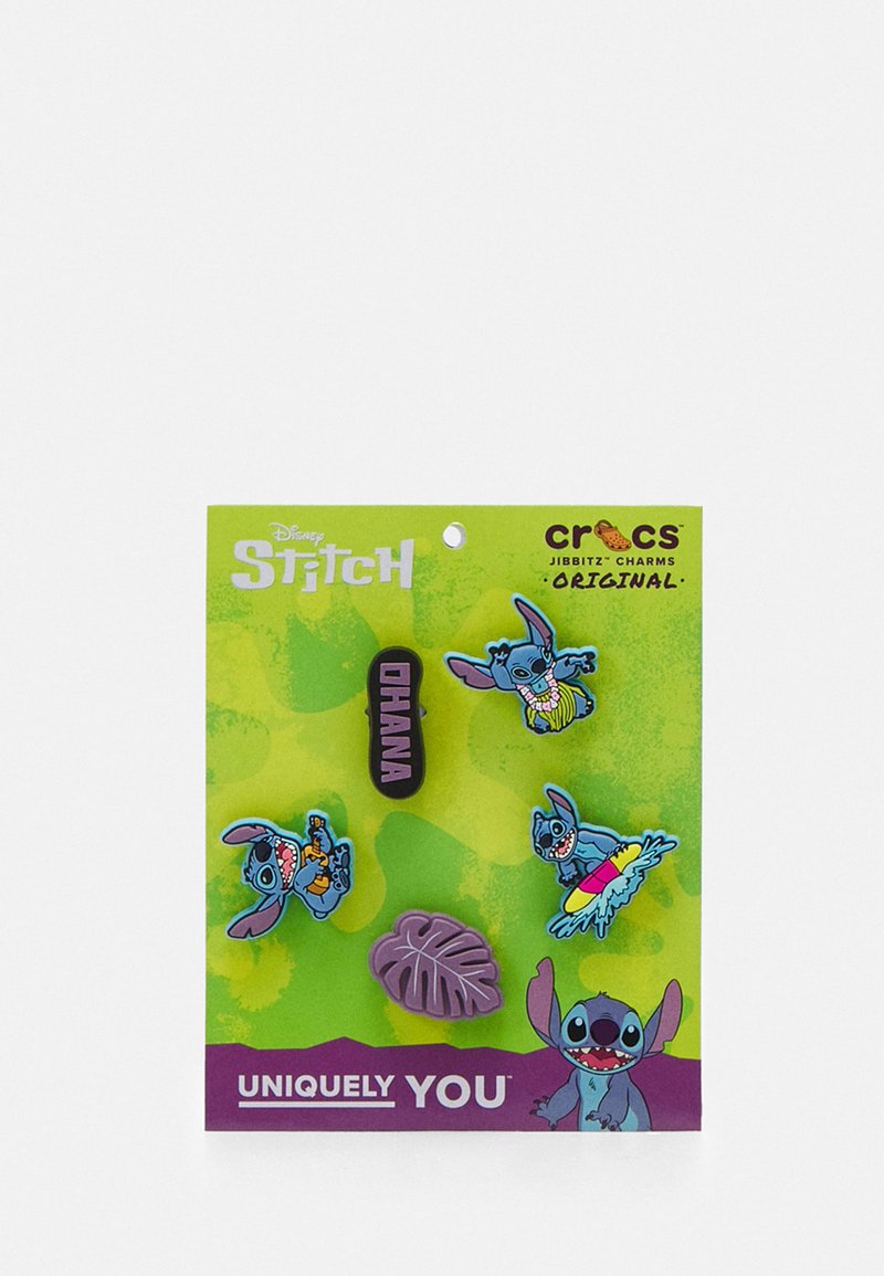 Set di cinque charm Jibbitz Crocs che raffigurano Stitch della Disney. I colori includono viola, verde e blu con vari design e accenti testuali.