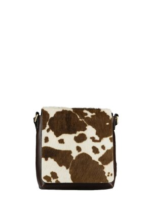 Braun-weiß kuhfellgemusterte Klappe an dunkelbrauner Lederschultertasche mit verstellbarem Riemen und goldfarbenen Beschlägen.