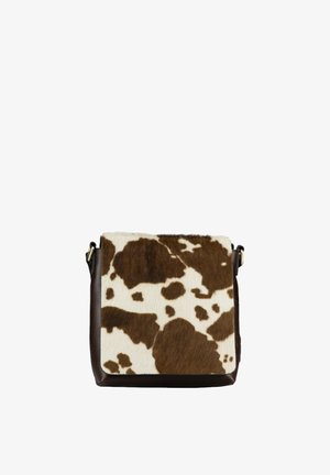 Rabat à motif peau de vache marron et blanc sur sac à bandoulière en cuir marron foncé avec bandoulière réglable et quincaillerie dorée.