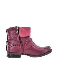 Botas de tobillo de cuero burdeos con cierre de cremallera, acentos de tejido texturizado y detalles de correa decorativa. Tacón bajo apilado.