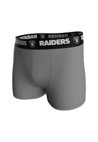 Boxers grises con una cinturilla negra que presenta la palabra "RAIDERS" y un logo. Textura suave, diseño ajustado y longitud a media muslo.