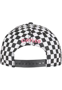 Cappellino a scacchi bianco e nero con ricamo rosa "CAYLER" sul retro. Presenta una chiusura a scatto in plastica e una forma strutturata.