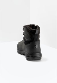 Czarne buty trekkingowe z teksturowaną górą, wzmocnionymi oczkami i wyściełanym kołnierzem, z markowym piętkiem i solidną podeszwą.