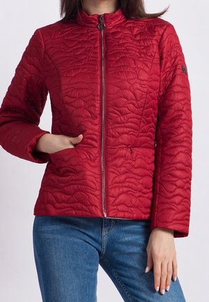 Rote gesteppte Jacke mit hohem Kragen, durchgehendem Reißverschluss und strukturiertem Muster. Verfügt über seitliche Taschen und eine taillierte Passform.