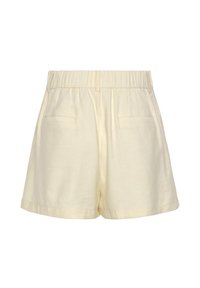 Shorts in cotone color crema con vita elastica, dotati di due tasche posteriori e una vestibilità rilassata. Tessuto liscio, senza motivi visibili.