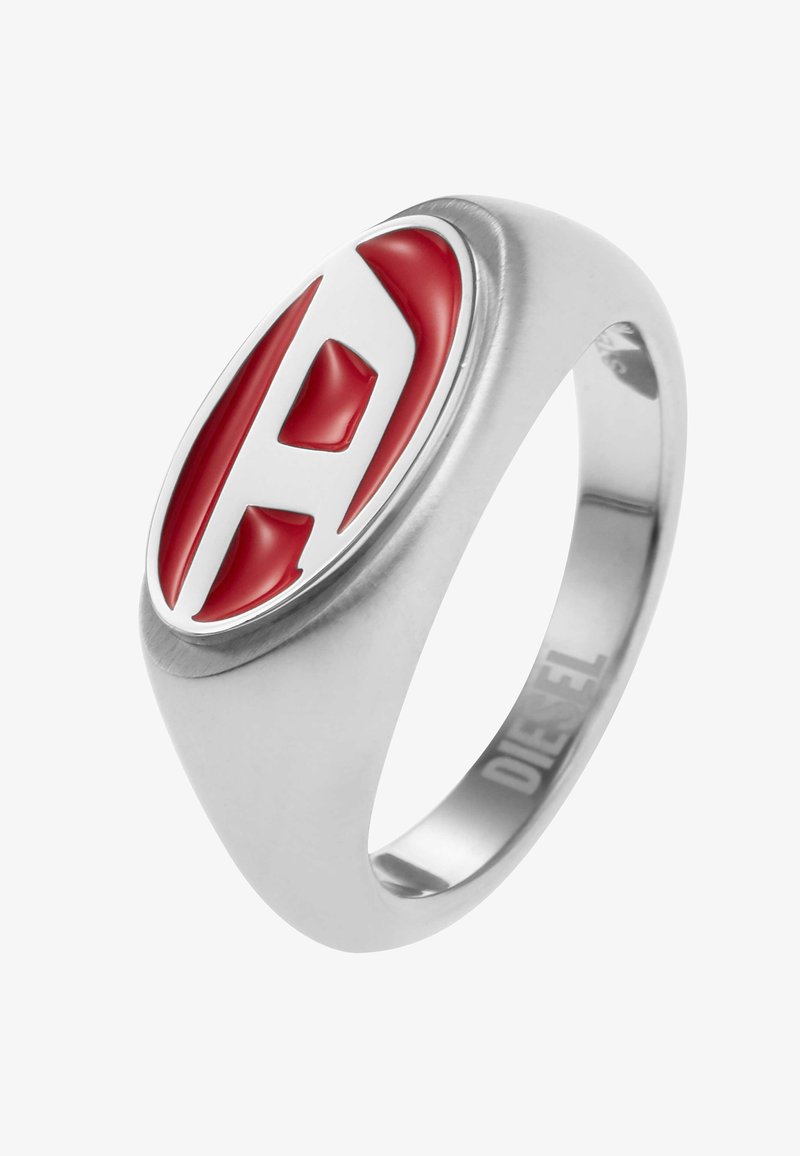 Silberner Metallring mit einem glänzenden roten und weißen ovalen Element oben, das ein hervorgehobenes stilisiertes "A"-Design zeigt. Glatte Oberfläche.