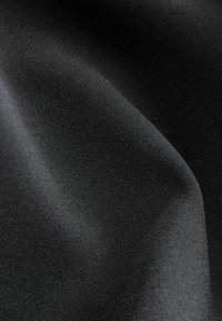 Material textil negru cu o suprafață netedă și texturată, având un finisaj mat și o ușoară strălucire. Materialul pare ușor și flexibil.